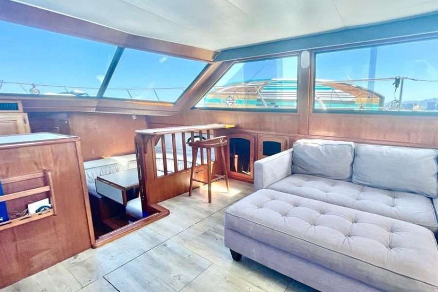 Salón interior del yate Californian 50, disponible en renta de yates en Puerto Vallarta desde Marina Vallarta